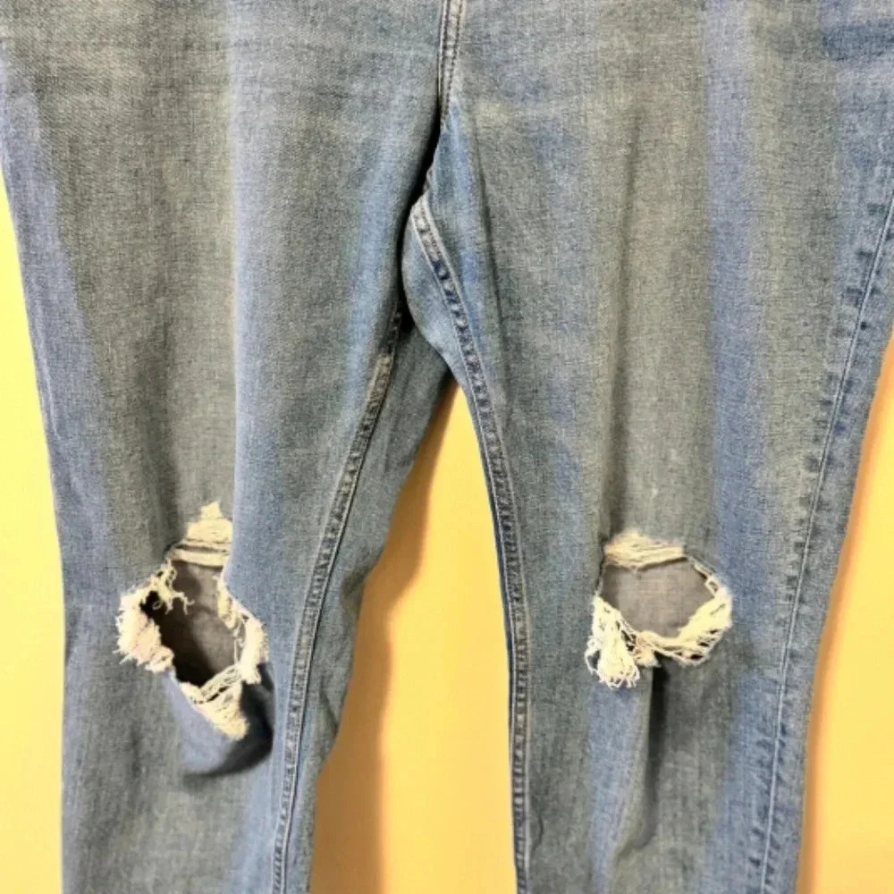 NWT ABERCROMBIE & FITCH DENIM  - THE MOM HIGH RISE - SIZE 34S (18S) -DISTRESSED - Picture 8 of 8